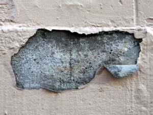 塗装が大きく剥がれ下地が露出してしまった壁面