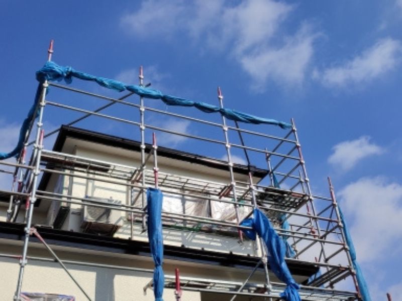 青空の下に建てられた足場