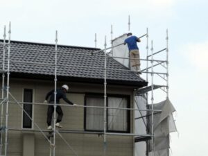 外壁付近・屋根の上で働く職人たち