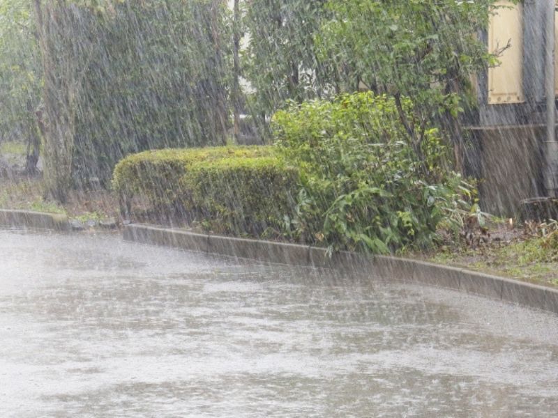 【外壁塗装】雨の日は工事にどう影響する？塗装が出来ない理由と安心の施工管理