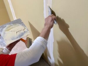 下地処理や補修内容を説明してくれるか