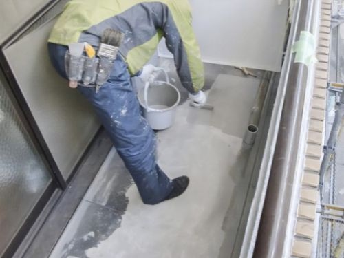 ベランダ防水のトップコートはいつ塗り替える？劣化サインと点検の目安