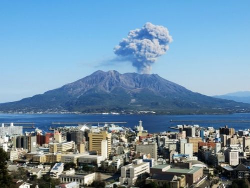 霧島市で気になる火山灰による外壁の汚れ｜掃除方法と塗装が必要なサイン